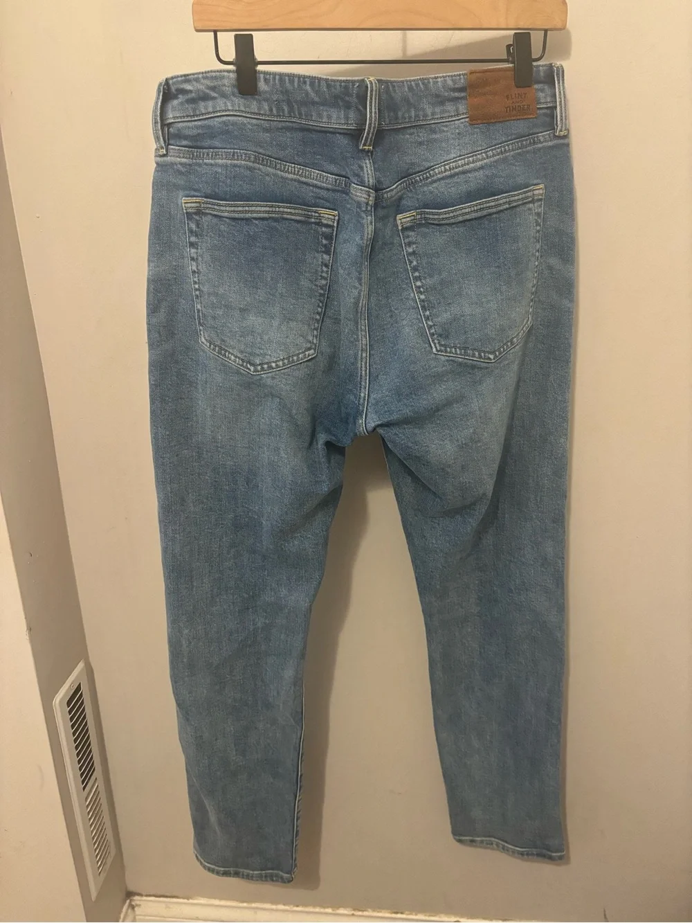 Flint and Tinder Jeans Men’s 33x31 Athletic Tapered Fit Light Wash Denim